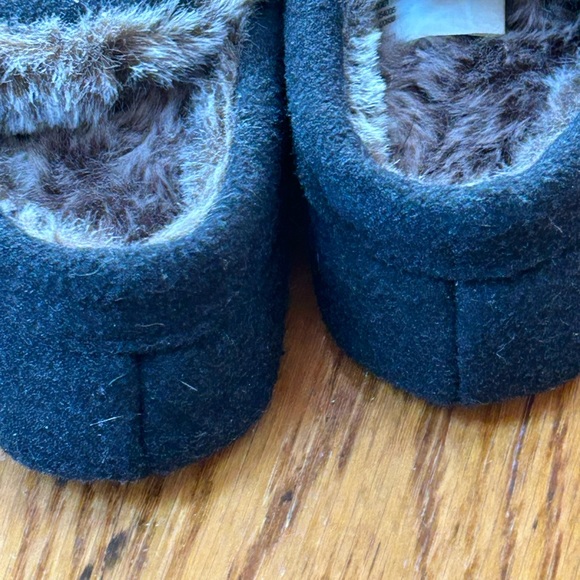 Target fur lined baby house slippers.  Slip on style gray felt.  Size 5/6. - Picture 2 of 6